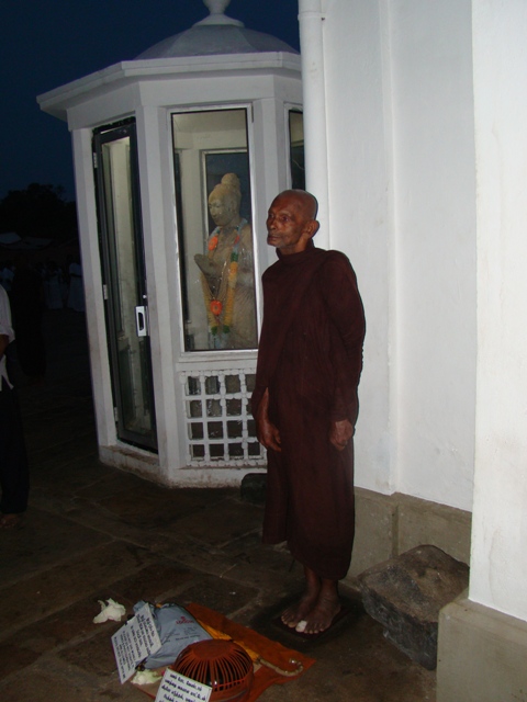 Добровольный обет, основополагающее в буддизме, Анурадхапура, Шри-Ланка (Anuradhapura - temple. Self imposed rules.. , Sri-Lanka)